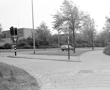 884385 Afbeelding van een paal met een ANWB-wegwijzer bij een splitsing in het fietspad bij het Europaplein te Utrecht.